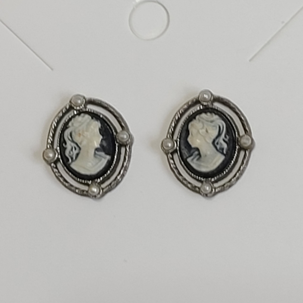 Vintage Victorian Silver Tone Oval Black White Lady Cameo Pearl Stud Earrings - Picture 14 of 14